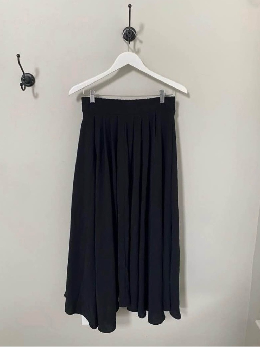 NEW Blu Pepper Classic Minimalist Black Pleated Midi Skirt
